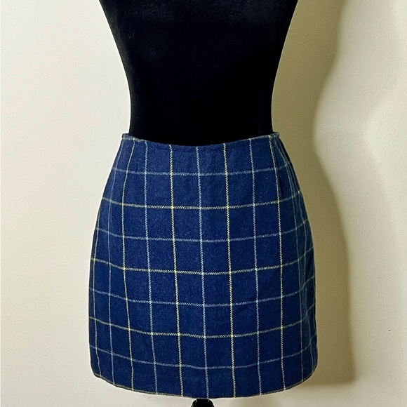 Wool blend old navy blue plaid mini skirt preppy. Size 2. Zipper back. EUC - Picture 3 of 6